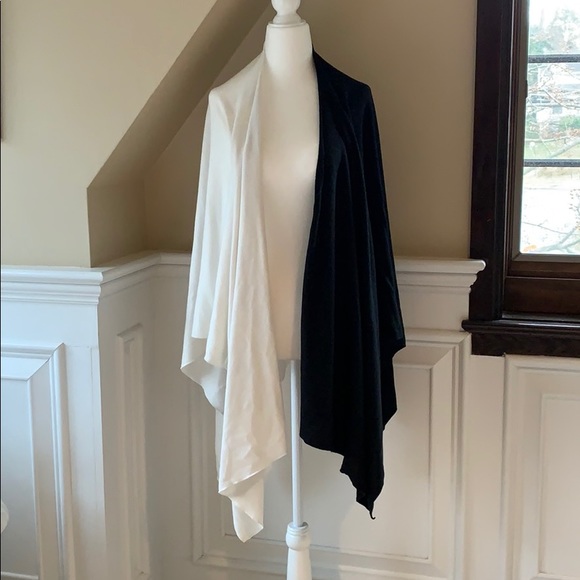 Black and white sweater wrap - Picture 2 of 3